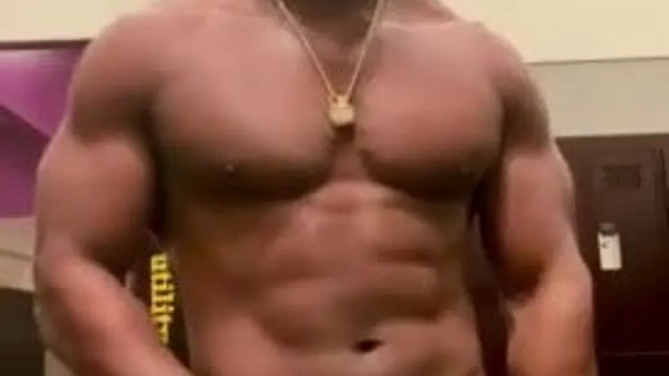 Str8 muscle hunk flashing bbc in gym locker room - ThisVid.com en anglais
