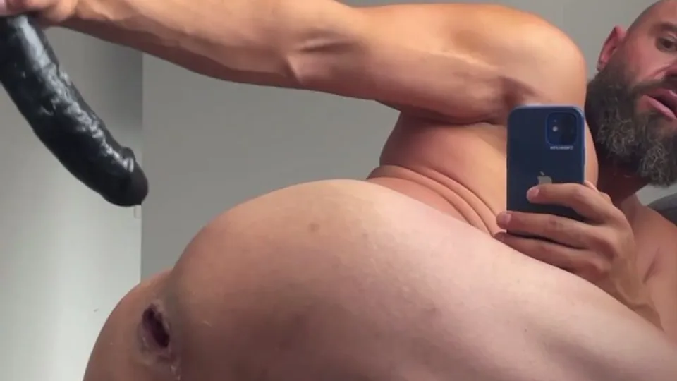 Str8 muscle hunk fucks huge dildo - ThisVid.com