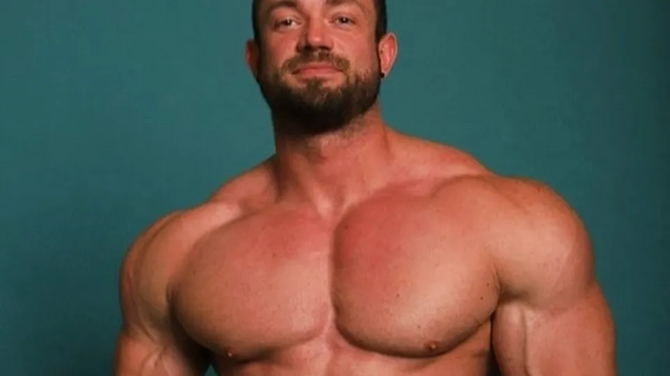 Str8 pro bodybuilder solo show - ThisVid.com