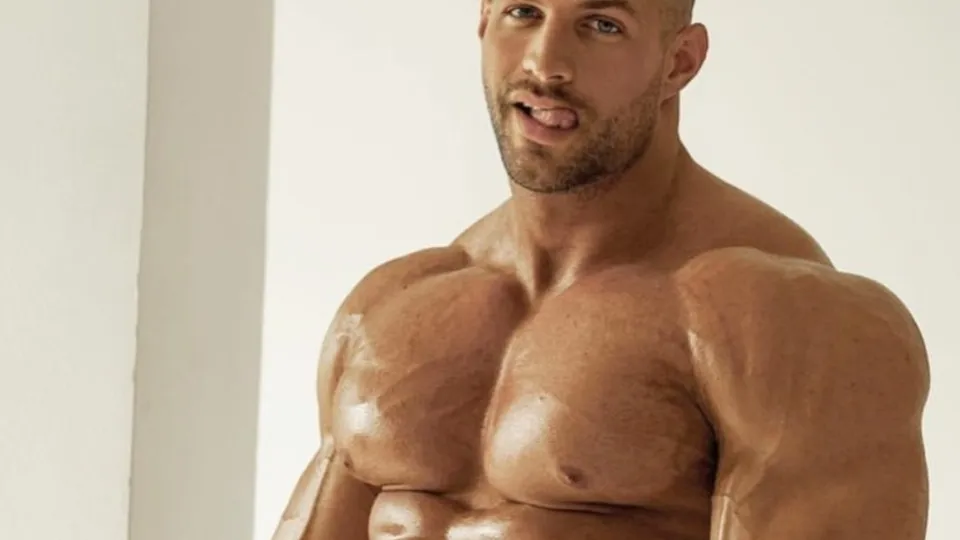 Str8 Pro bodybuilder solo - ThisVid.com
