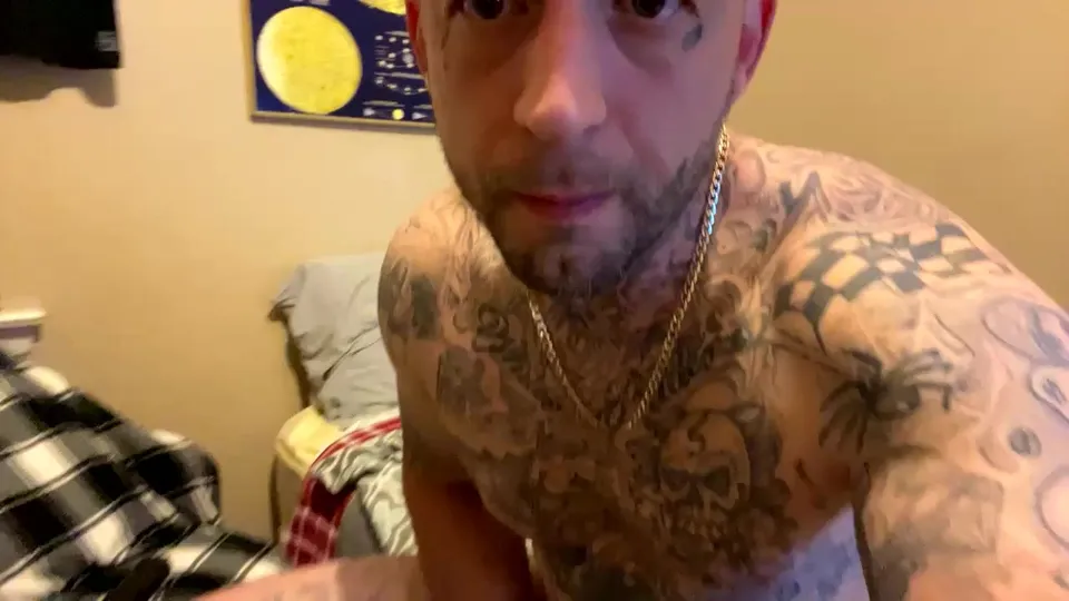 Str8 Tatted Whte Hunk Jerks Off His Cock - ThisVid.com