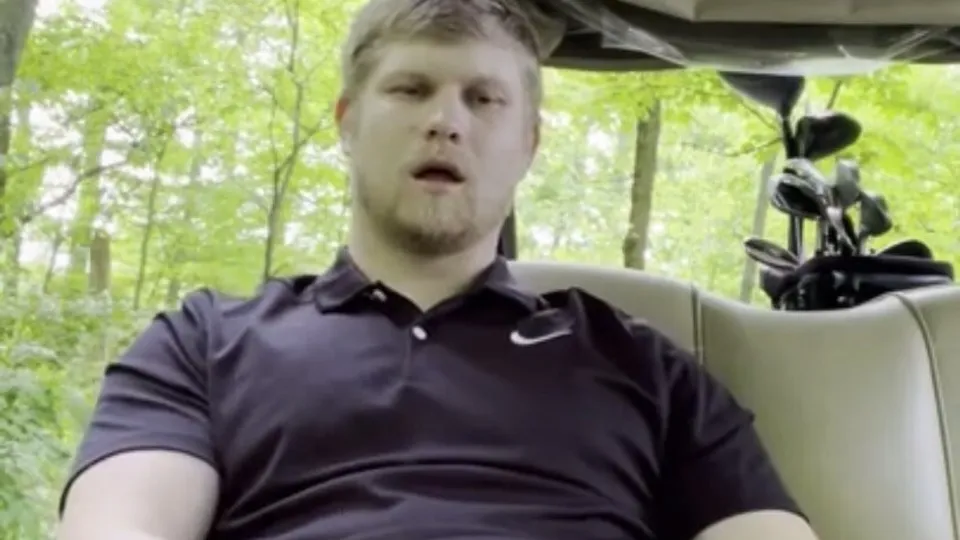 Str8 white dude cums in golf cart - ThisVid.com