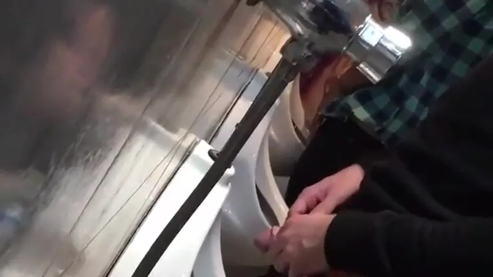 Straight at urinal - ThisVid.com
