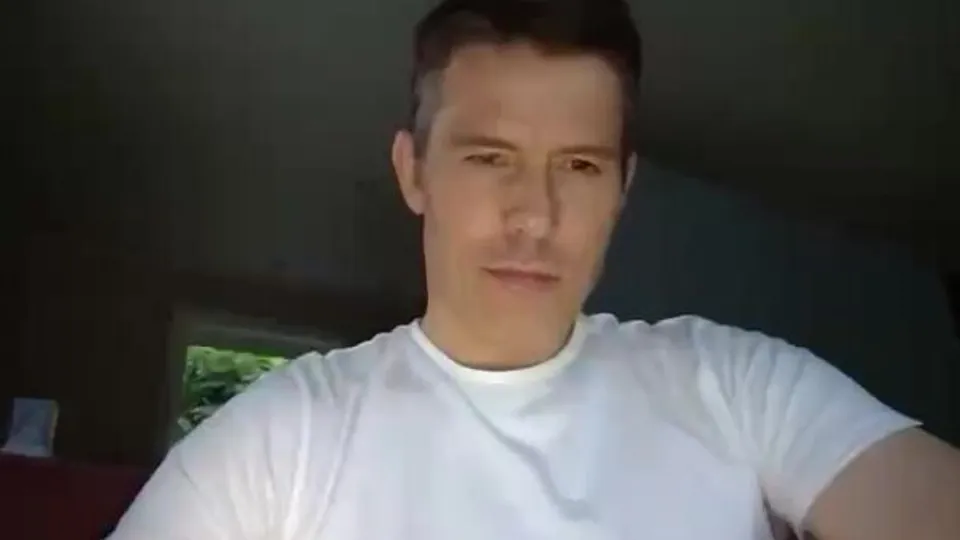 Straight Baited - Hot Dad Checks He's Alone Before Flashing His Dick - ThisVid.com