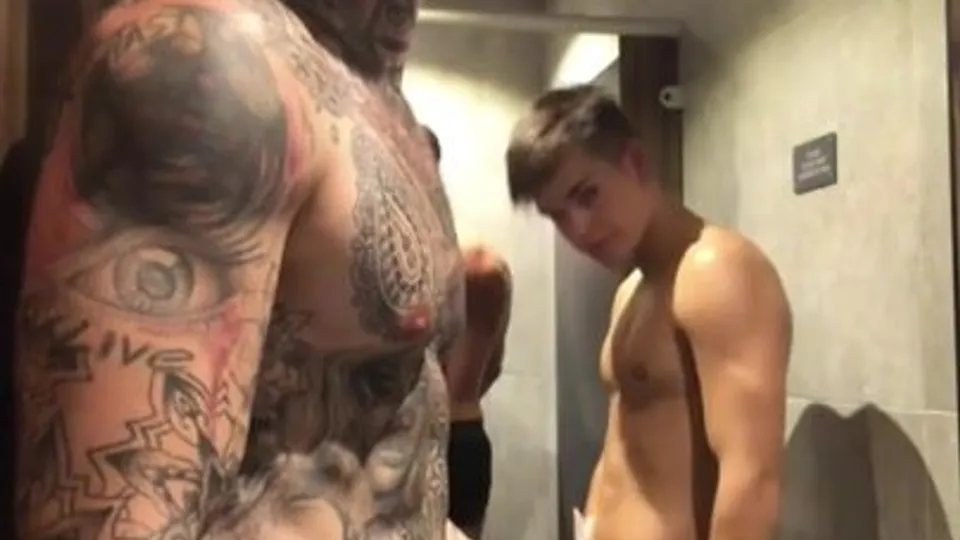 STRAIGHT BUDDY IN THE SHOWER - ThisVid.com