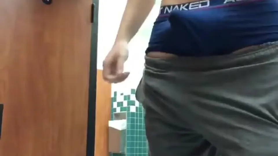Straight cumming in locker room - ThisVid.com