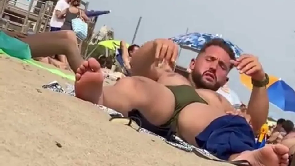 Straight dude grabbing his bulge - ThisVid.com