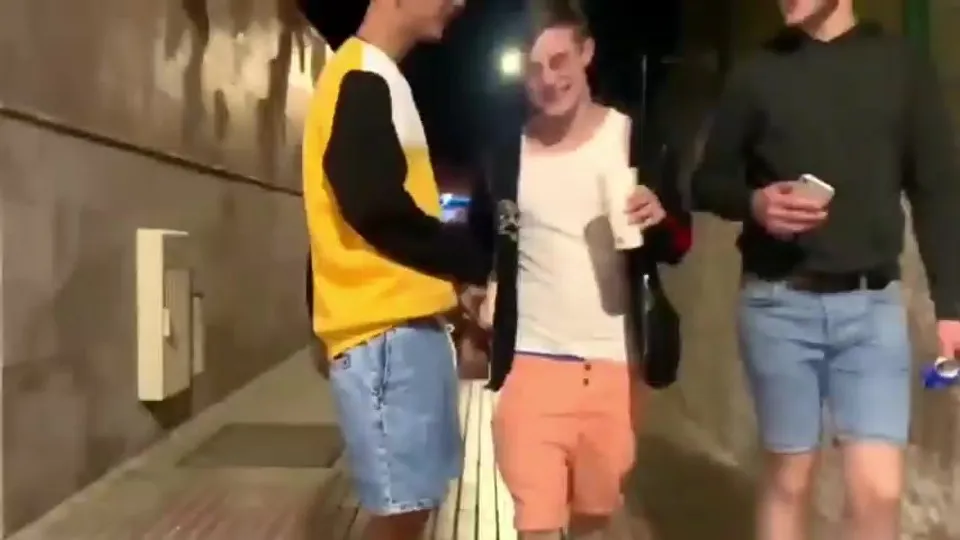 Straight guy flashes his cock - ThisVid.com