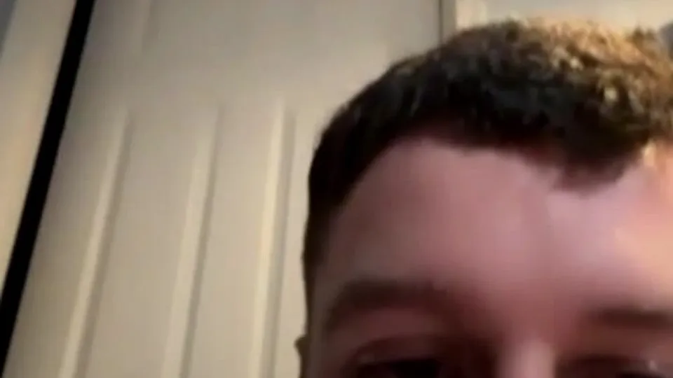 Straight guy flashes tiny dick on live - ThisVid.com