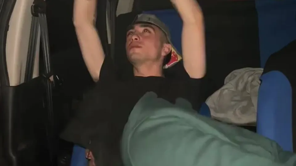 Straight guy give his cock to get sucked in the car - ThisVid.com