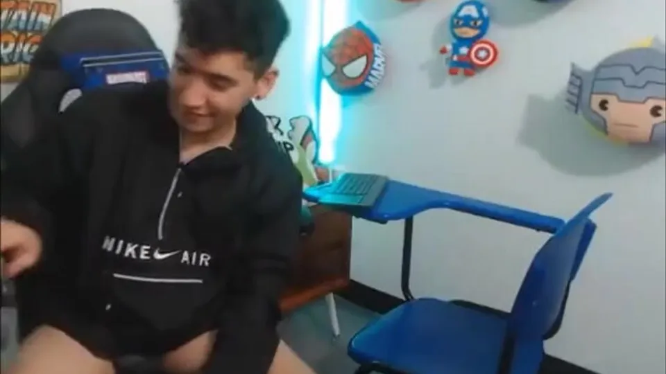Straight guy sucks cock for the first time for money an - ThisVid.com