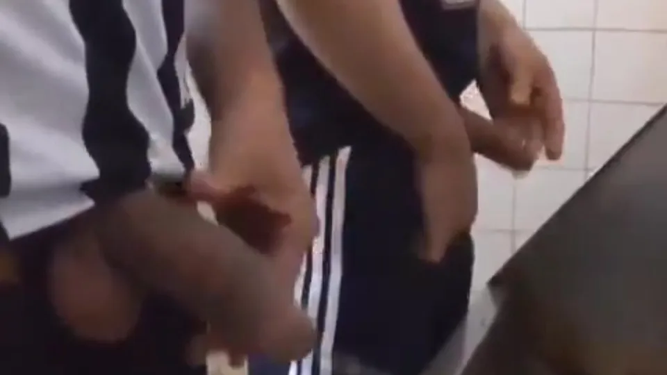 Straight guys caught pissing & shaking it off - ThisVid.com