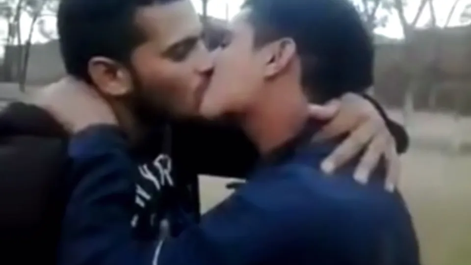 STRAIGHT guys dared to kiss - ThisVid.com