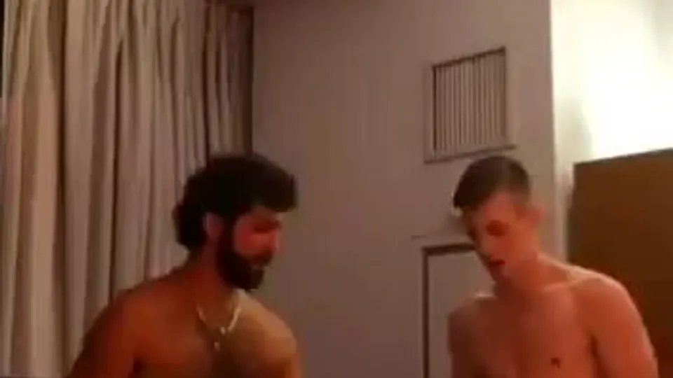 Straight lad gets a surprise - ThisVid.com