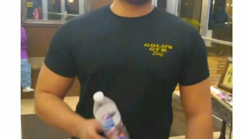 Straight security guy goes gay - ThisVid.com