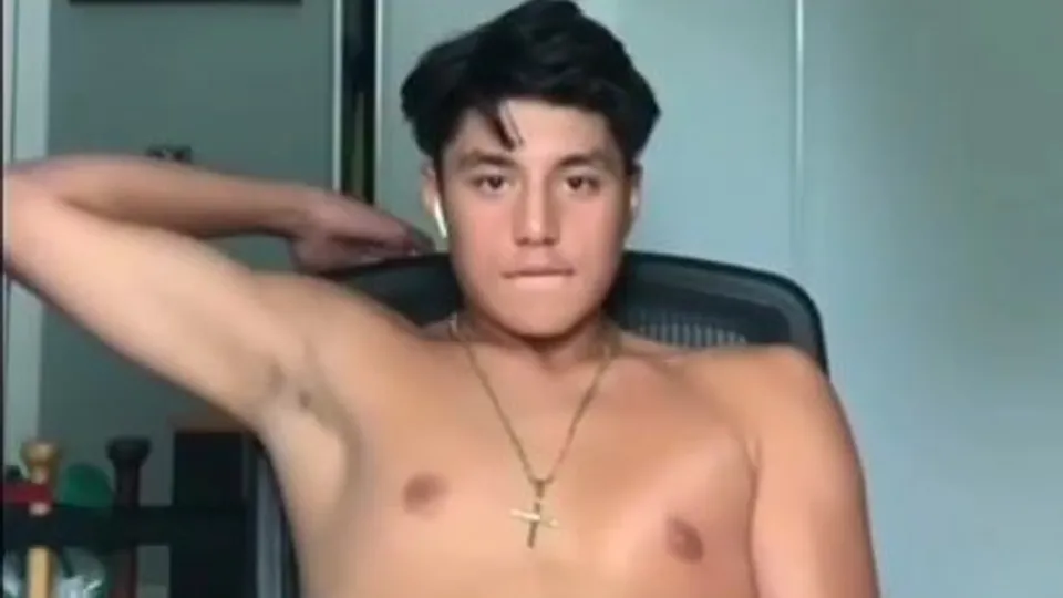 Straight Sexy Guy Jerking Off - ThisVid.com
