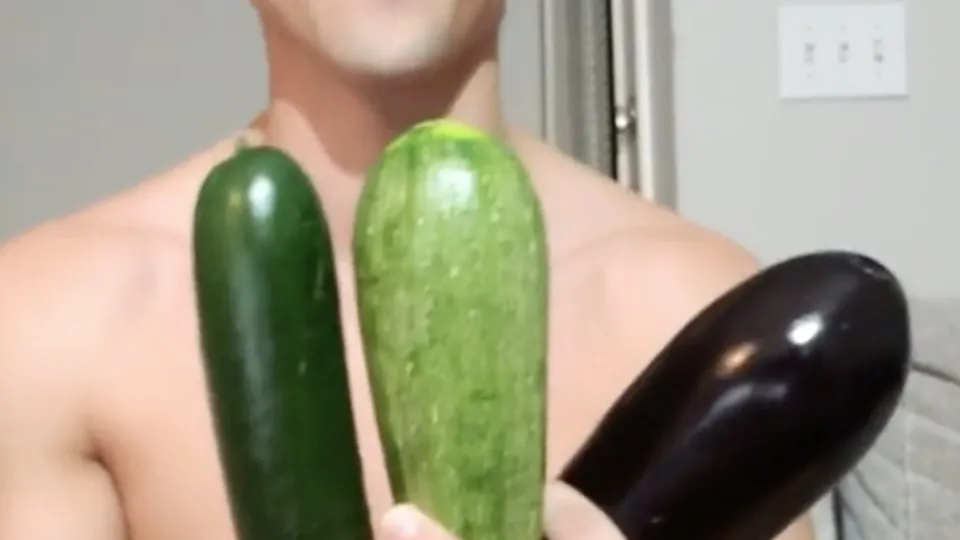 Straight stud loves his veggies - ThisVid.com