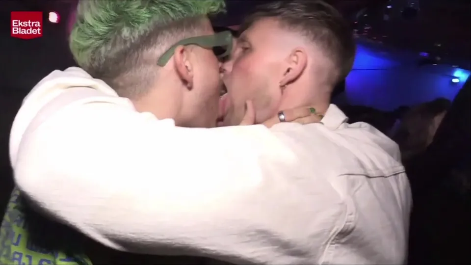 Straight Threeway Kiss