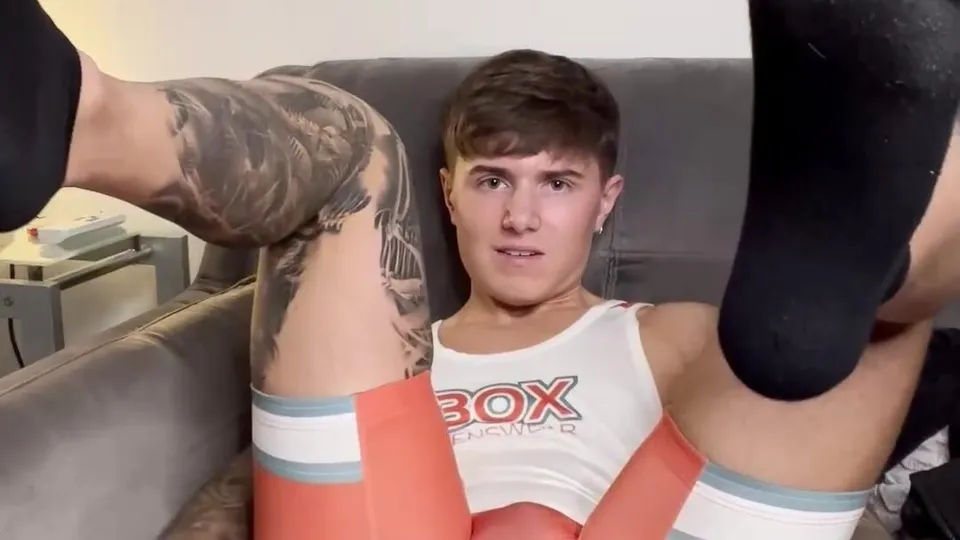 Straight uk boy play with his dildo - ThisVid.com