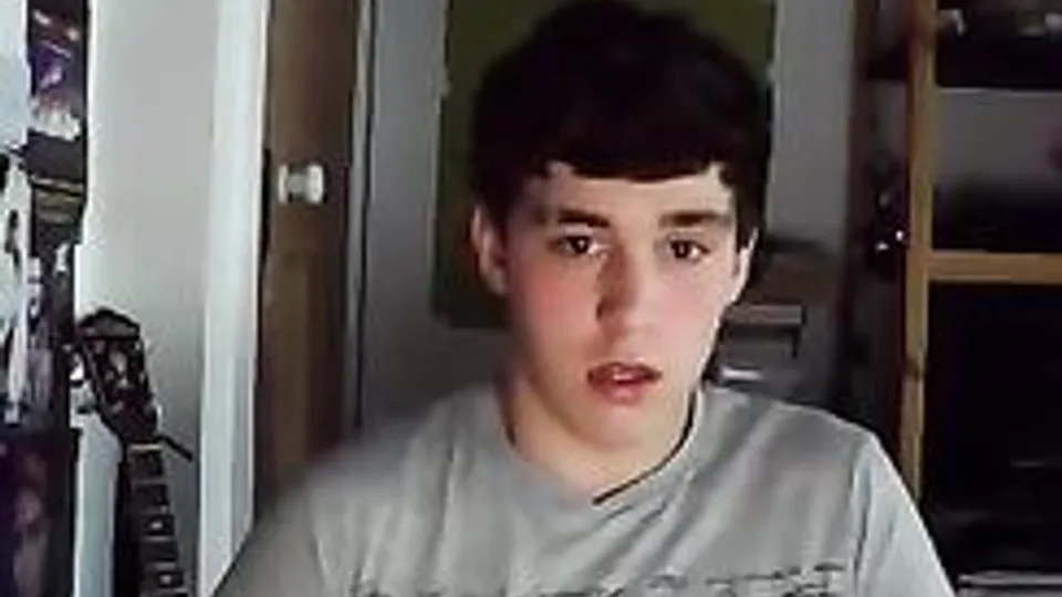 Straight uncut hottie CUMS