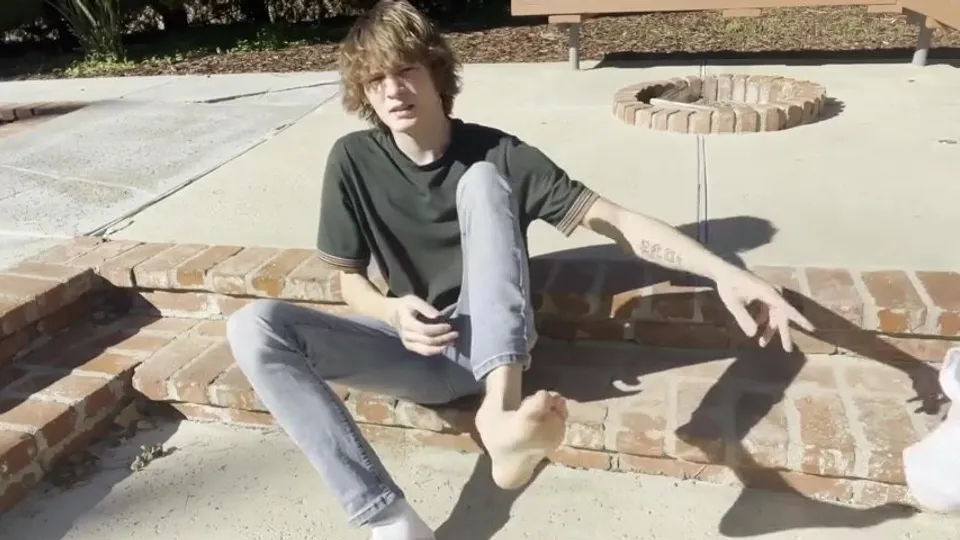 Strip & wank on a sunny day - ThisVid.com