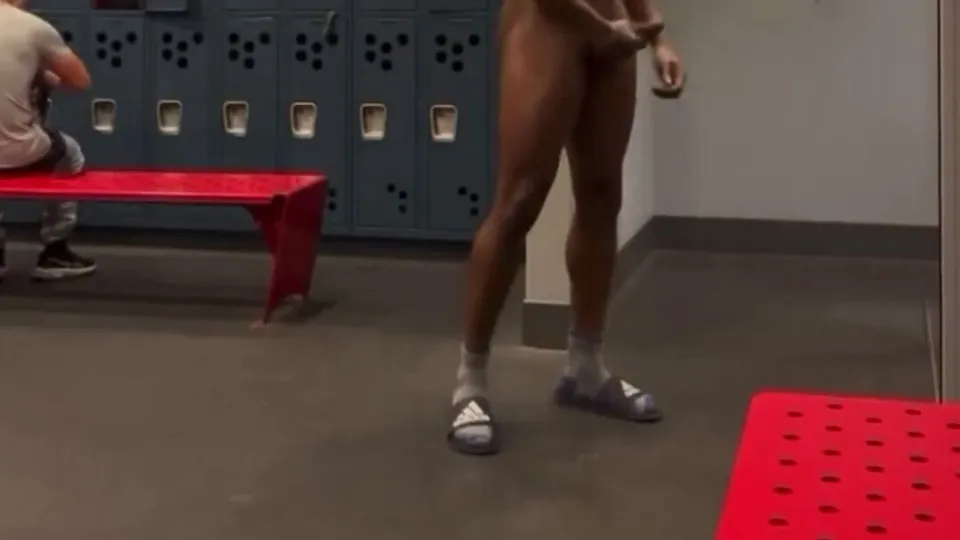 Stroking BBC and cumming in gym lockerroom - ThisVid.com