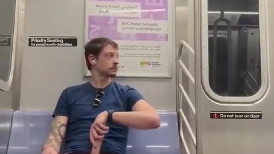 Stroking on the subway manspreading with pants down - ThisVid.com