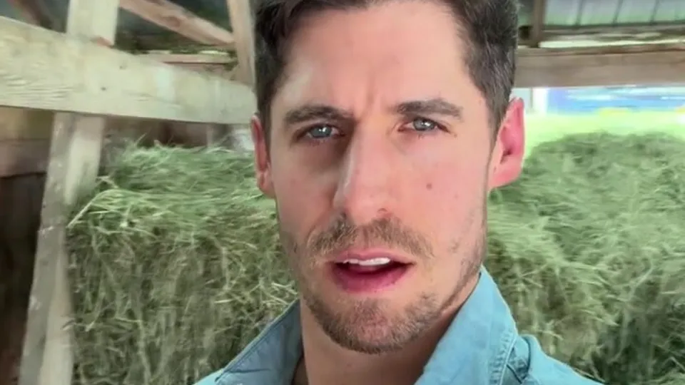 Stud cums among the hay bales - ThisVid.com