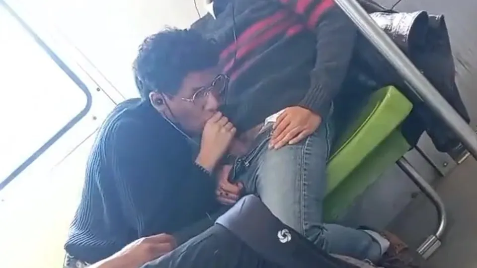 Students get horny in the subway - ThisVid.com