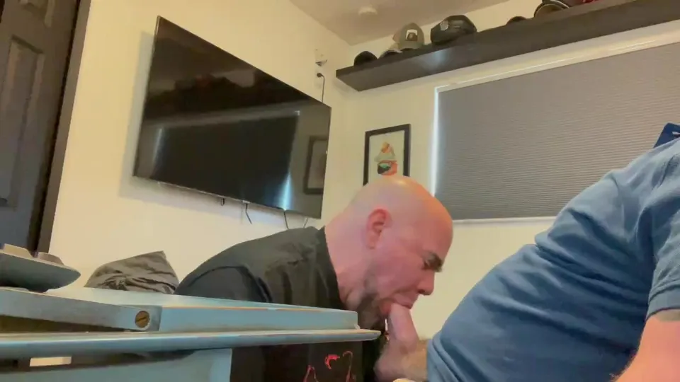Suck your coworker - ThisVid.com