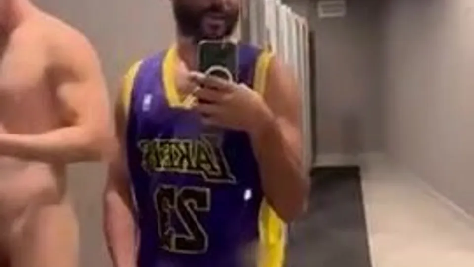 Sucking buddies boner in locker room - ThisVid.com