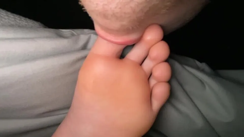 Sucking feet sleep cousin - ThisVid.com