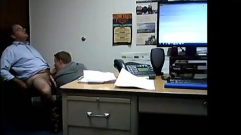 Sucking off the manager - ThisVid.com