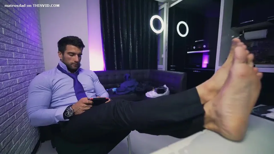 Suited Muscle Daddy’s Ass & Feet - ThisVid.com