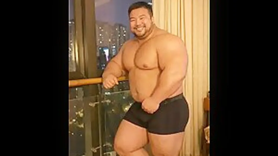 🔥Super beefy musclebear flexing!💪 beefymuscle.com