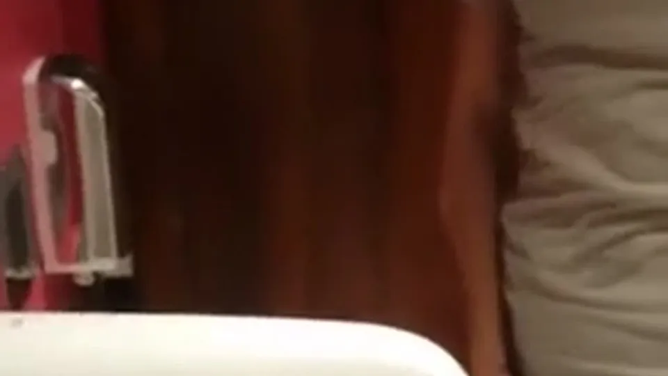 ชายเมาเปิดโปงปัสสาวะ