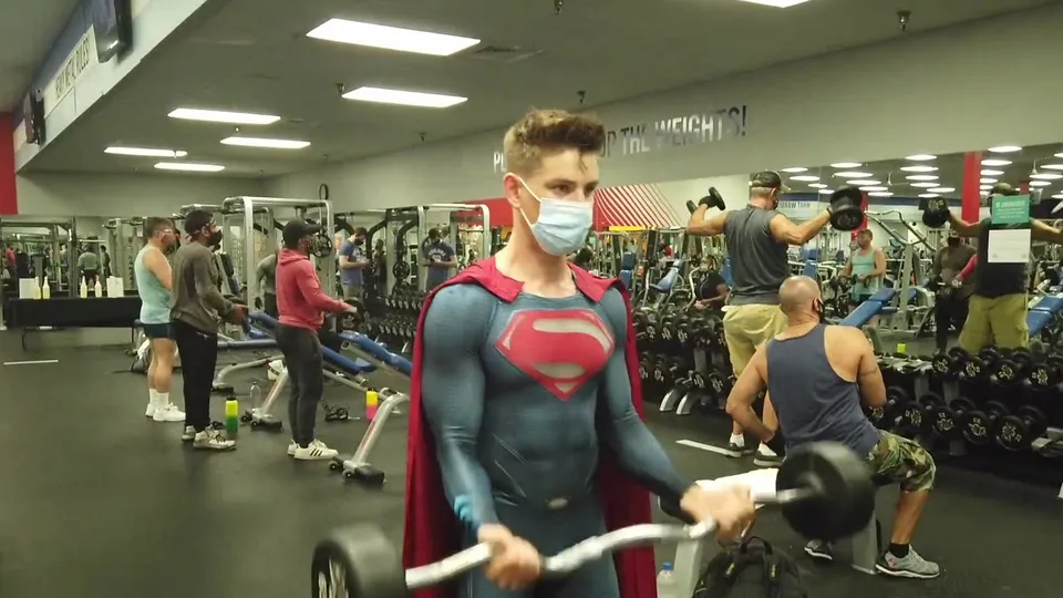 Superboy at the gym - ThisVid.com