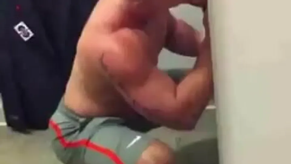 Homme musclé gay avale une charge en public dans les vestiaires