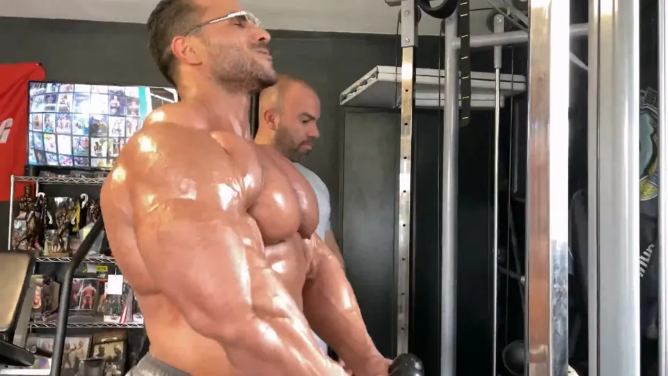Sweat bodybuilder work out - ThisVid.com