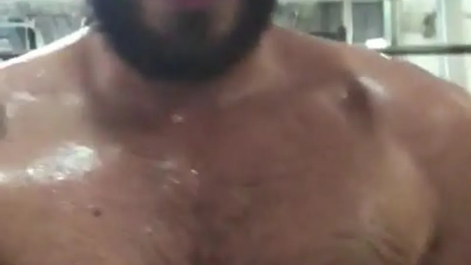Sweaty bodybuilder - ThisVid.com