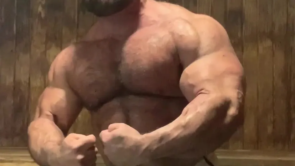 SWEATY BULKY BODYBUILDER FLEXING IN SAUNA - ThisVid.com
