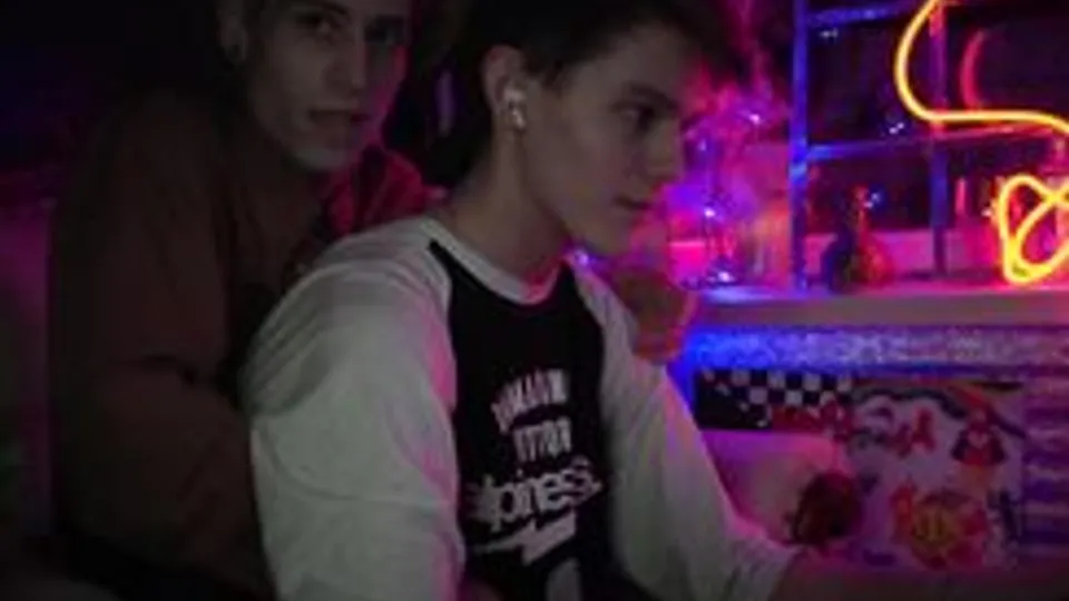 [T68]-[09] - [HDS] -  Passionate gamer and his friend