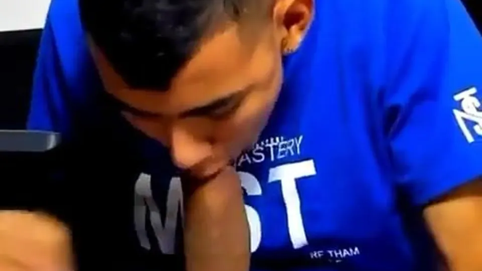 Talented hunk masterfully selfsucks his huge uncut cock - ThisVid.com