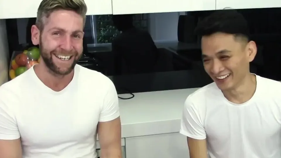 Australiano alto scopa in cucina un asiatico sottomesso