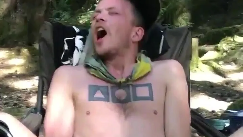 Tatted gooner bro spreads his legs out in the forest - ThisVid.com