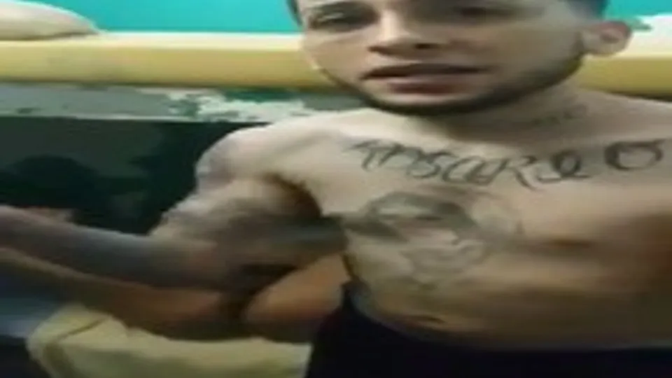Tatted latino thug finger-popping some dude in jail - ThisVid.com