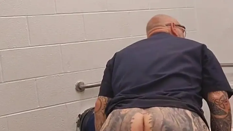Tatted muscle daddy twerks at work - ThisVid.com