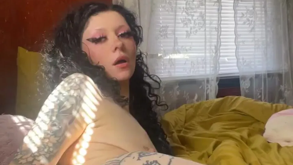 Tatted stepsister fucks herself until