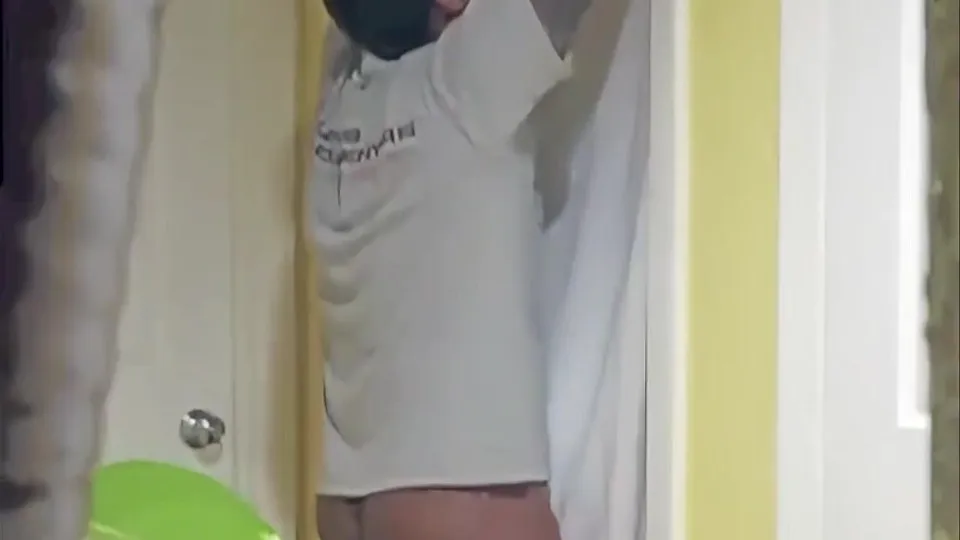 Tatted str8 bro sucked off at gloryhole on hidden cam - ThisVid.com