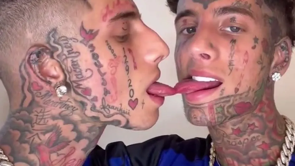 Tatted twins - ThisVid.com
